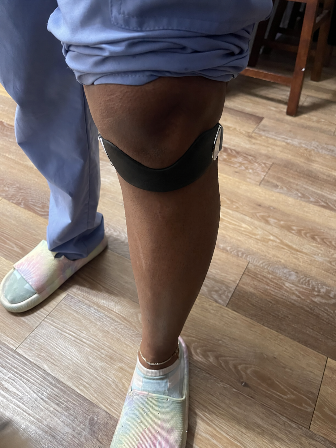 Tendon rotulien et sangle Novalya portée sous un jean